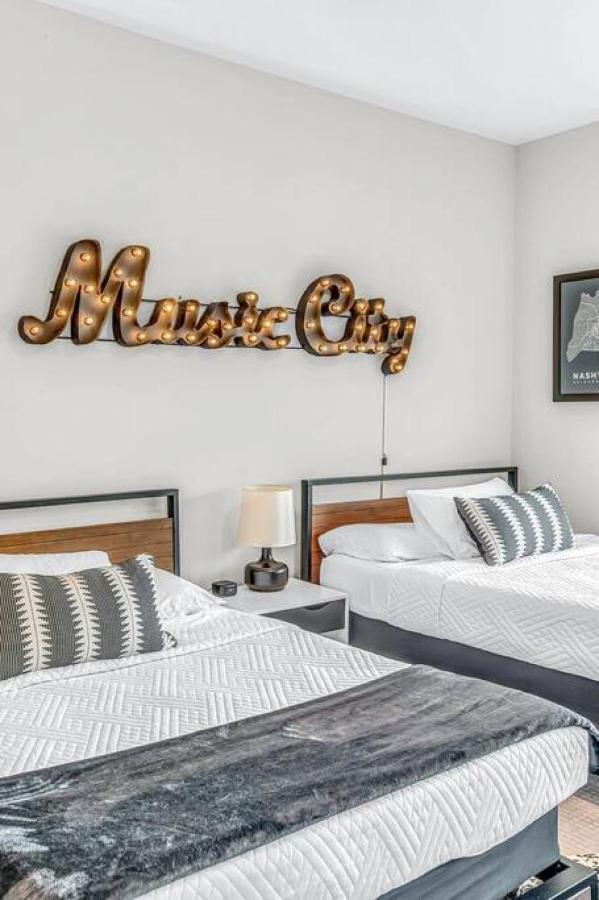 Big New And Modern With Skyline View Mural And Ping Pong Nashville Esterno foto