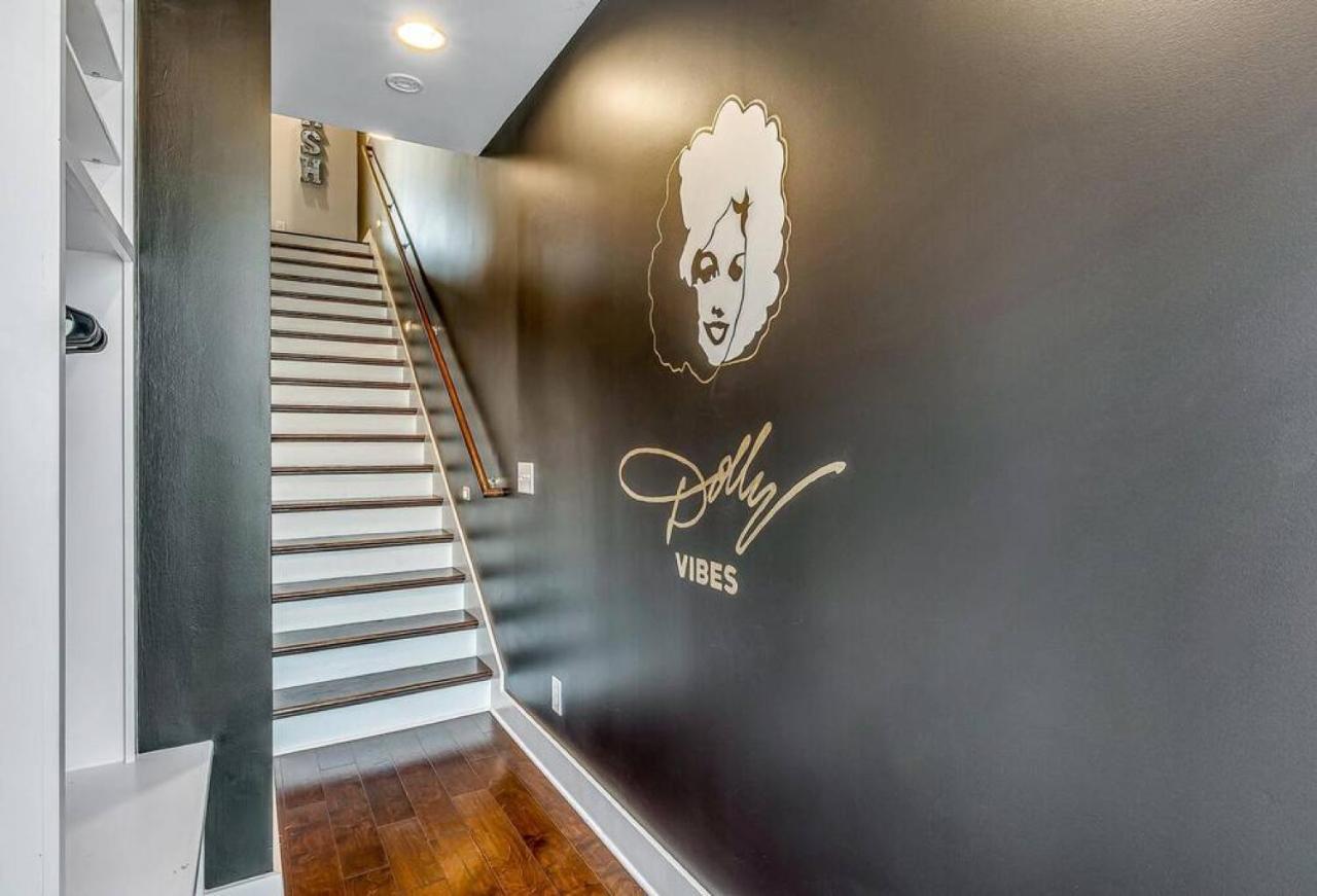 Big New And Modern With Skyline View Mural And Ping Pong Nashville Esterno foto